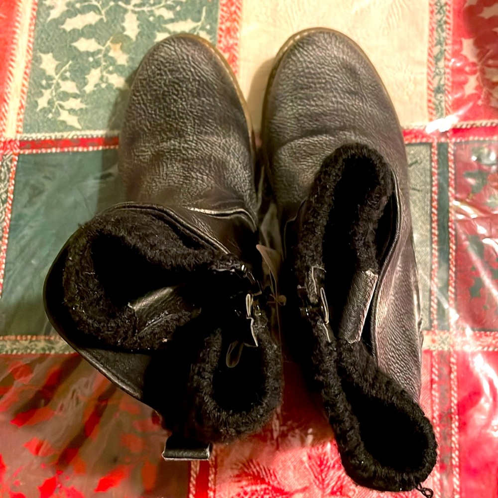 Never worn Muk Luk ankle boots with a memory foam insole.